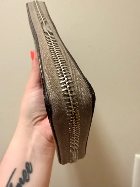 *Authentic* Gucci - Monogram Zippy Wallet - Picture 9 of 15